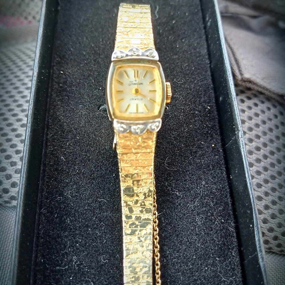 Women's Antique Tradition 17 Jewels Watch